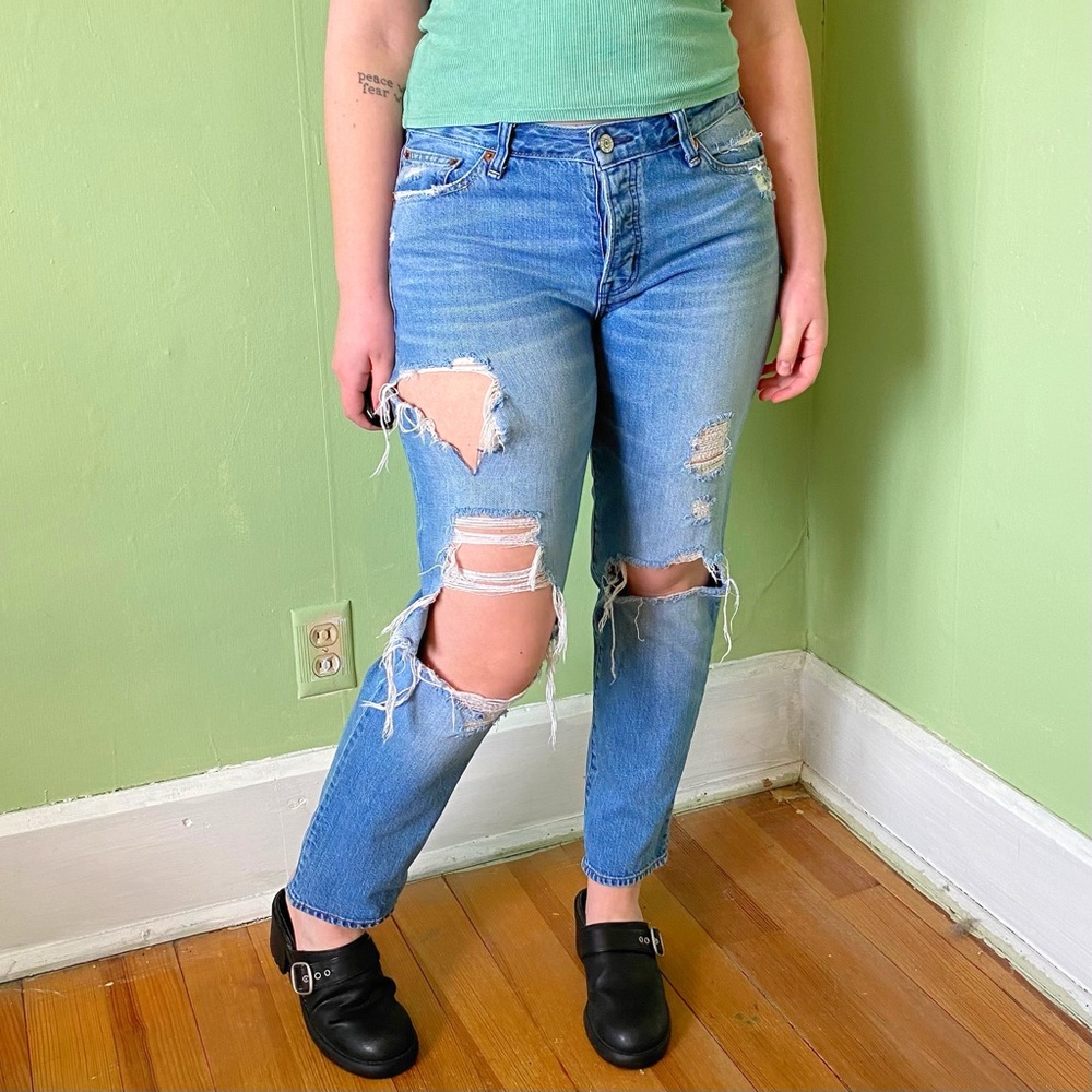 Distressed Boyfriend Jeans 🌼